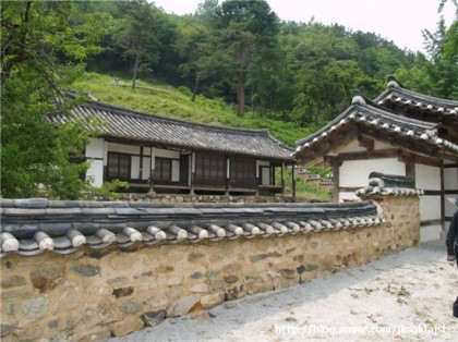 ▲ 폐교된 회룡초등학교를 사들여 2003년 11월 11일 건립한 ‘회인서당’. 그가 서당을 세운 건 스승 선생의 유지를 받들기 위해서였다. 부지 매입에 4억원, 건물을 짓는 데 15억원이 들었다.