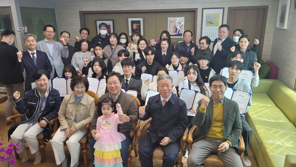 ▲ 지난 3월 26일 증평 평화한약방에서 열린 23회 ‘도곡장학회 장학금 전달식’. 올해로 장학금 누적액이 6억2700만원을 넘어섰다.