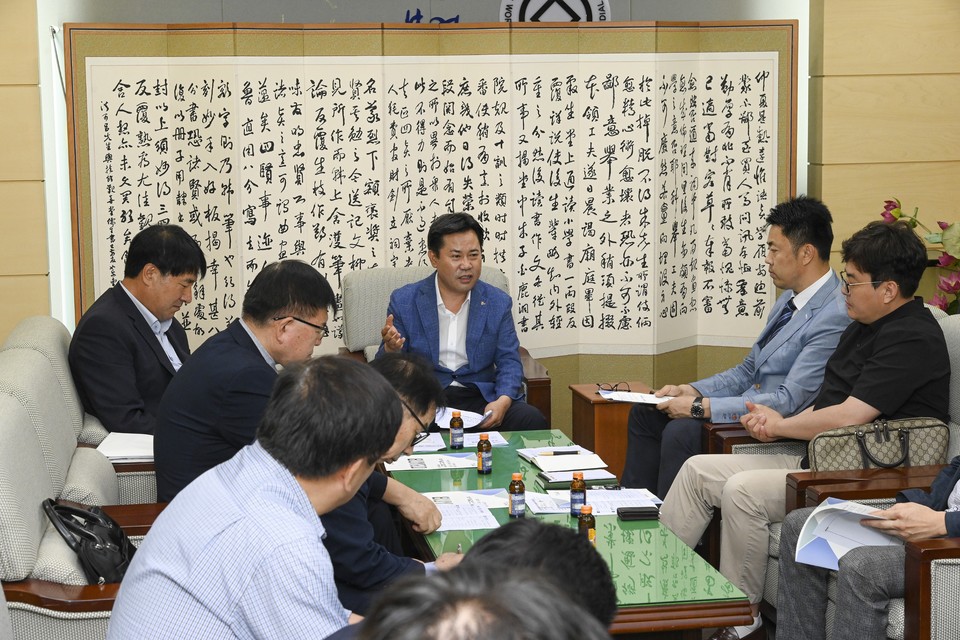 ▲ 박정현 부여군수는 지난 6월 30일 부여군청 선화만남실에서 입주 희망 기업 관계자들과 간담회를 가졌다.