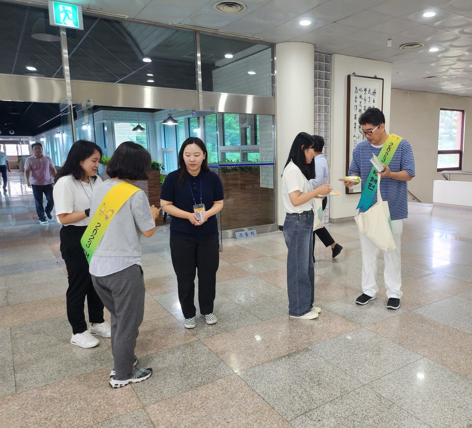 ▲ (재)백제문화제재단 직원들이 공주시 충남 인재개발원 대강당에서 오는 9월말부터 열리는 대백제전을 홍보하는 모습.