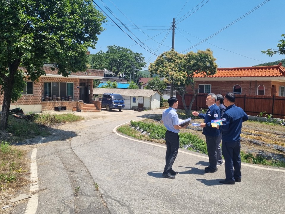 ▲ 소명수 부여군 부군수는 지난 3일 은산면 홍산리, 은산교 일원을 방문해 풍수해 대비 현장점검을 했다.