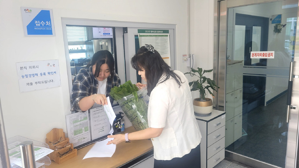 ▲ 부여군 로컬푸드팀이 농산물 안전분석실에 분석을 의뢰하는 모습.