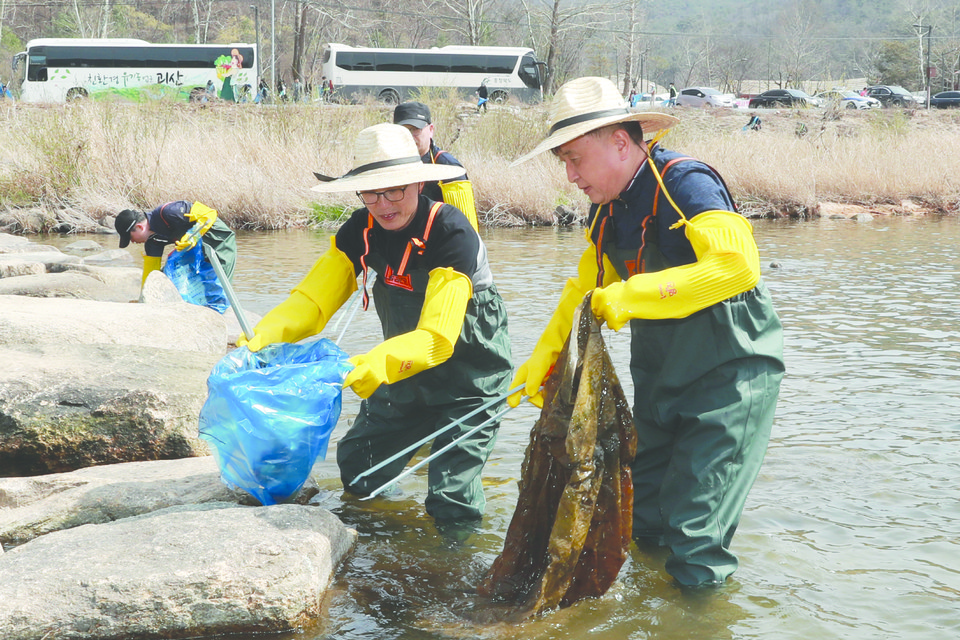 괴산에서 열린 청정충북 한강 맑은 물 만들기 행사에 참가해 쓰레기를 줍고 있다. 
