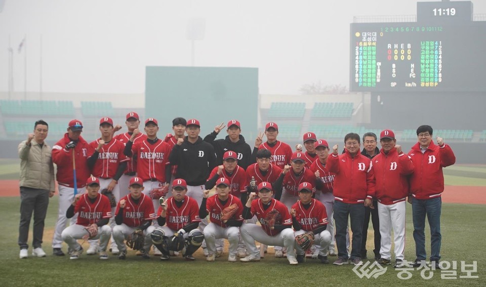 ▲ 대덕대 야구부 선수들 모습. 사진 맨 우측 3명 좌측부터 이재열 총장, 전대영 감독, 이문희 부총장