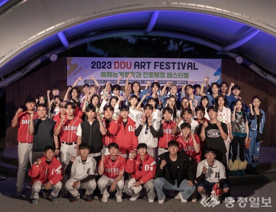 ▲ 대덕대 야구부가 교내 아트 페스티벌에 참가해 파이팅을 외치고 있다