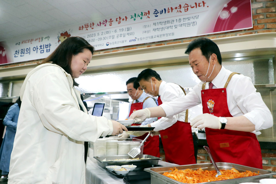 충북대학교 학생식당에서 열린 천원의 아침밥 행사에서 배식 봉사를 하고 있다. 