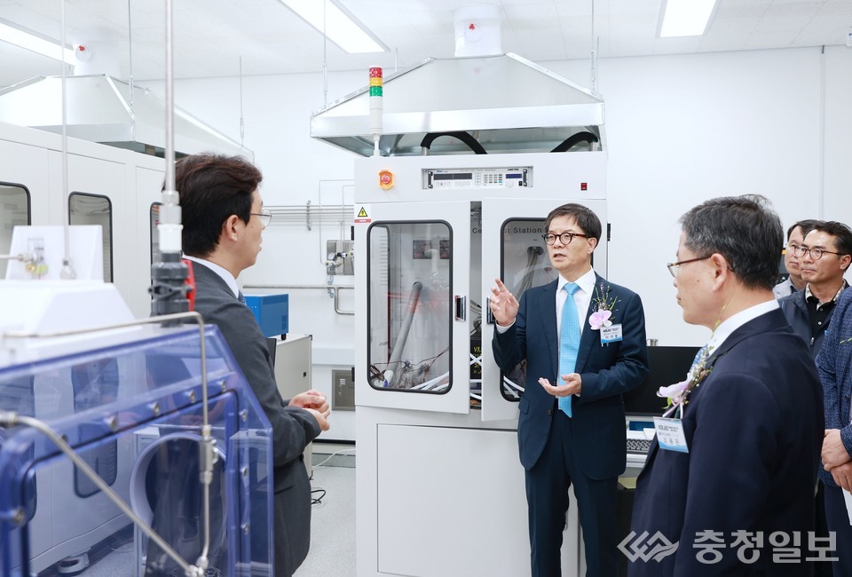 ▲ 사진 왼쪽에서 두 번째 이석봉 경제과학부시장