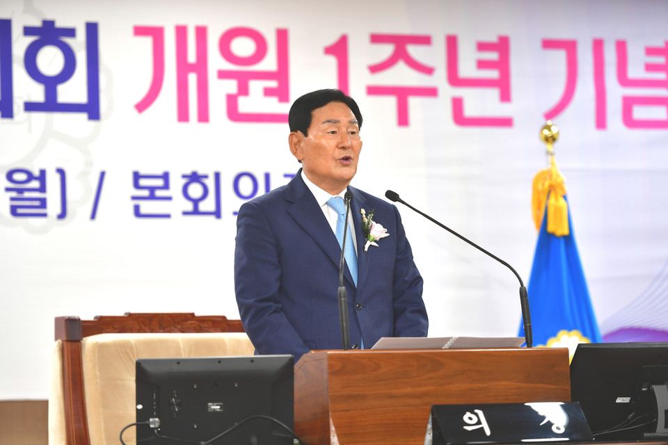 김병국 의장이 청주시의회 개원 1주년 기념식에서 개원사를 하고 있다.