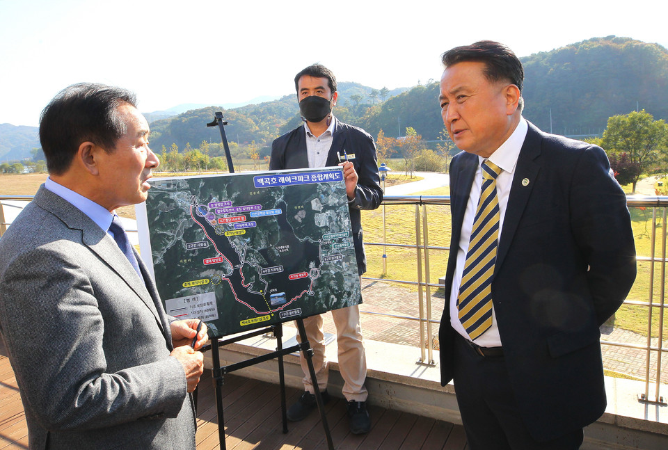 김영환 충북지사(오른쪽)와 백곡호 레이크파크 종합계획도를 보며 대화를 나누고 있다. 