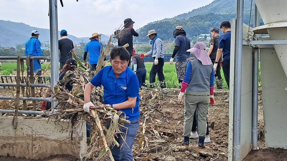 ▲ 더불어민주당 이재한 동남4군 지역위원장이 20일 수해 피해를 입은 괴산 불정면에서 복구작업에 힘을 보태고 있다.