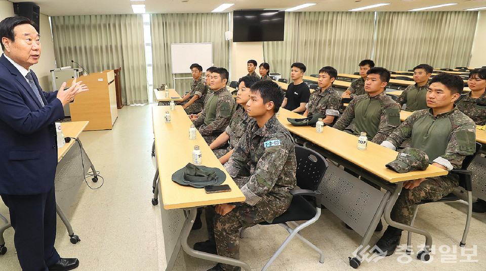 ▲ 우석대학교 남천현 총장이 24일 육군학생군사학교에서 전투지휘자 훈련을 받고 있는 우석대 학군사관후보생들을 격려하고 있다.