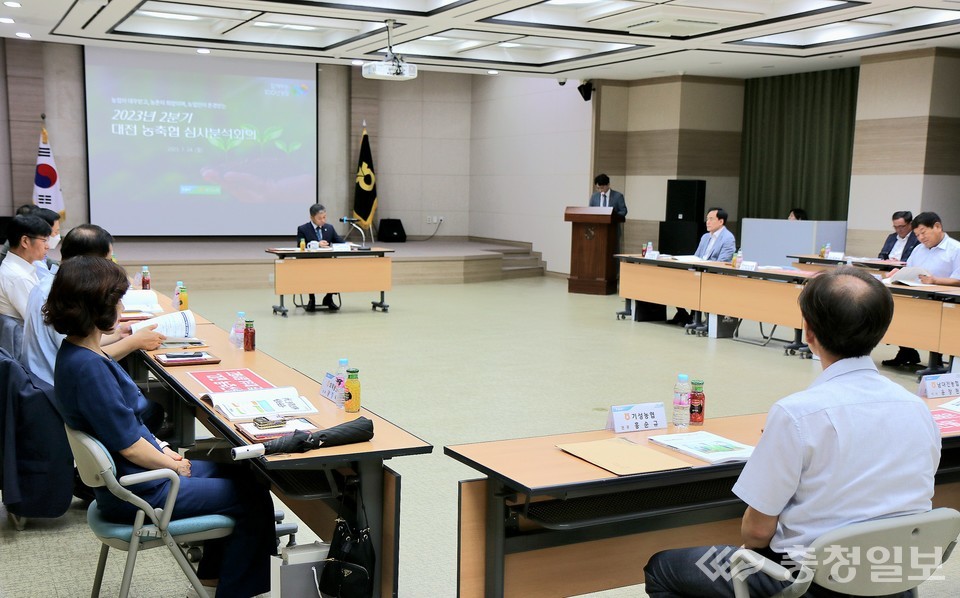 ▲ 정낙선 총괄본부장(사진 중앙)이 '2023 상반기 종합경영분석회의를 주재하고 있다