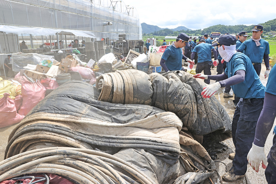 중앙경찰학교생들이 충북 괴산군에 발생한 수해 현장에서 복구작업중이다.
