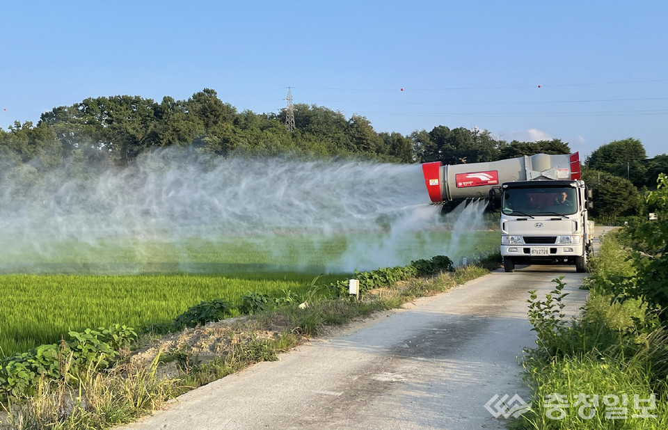 ▲ 충주시가 벼 병해충 공동방제를 실시하고 있다.