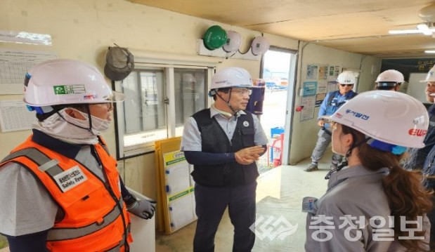▲ 이점석 고용노동부 충주지청장(가운데)이 2일 음성의 한 건설현장을 찾아 온열질환 예방 대응 실태를 점검하고 있다.