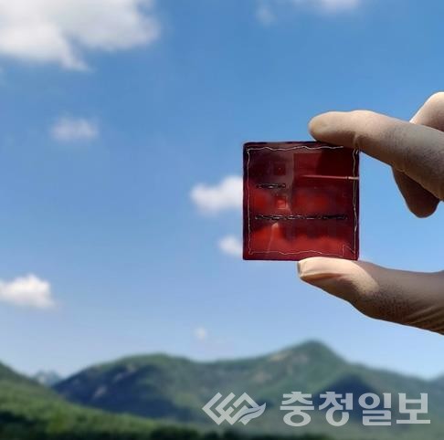 ▲ 한밭대학교 이승윤 교수 연구팀이 개발한 복합신소재가 적용된 컬러 투명 태양전지