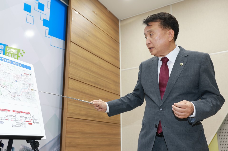 ▲ 김영환 충북도지사가 29일 도청 브리핑룸에서 2024년 정부예산안에 반영된 사업들에 대해 설명하고 있다. /배명식기자  