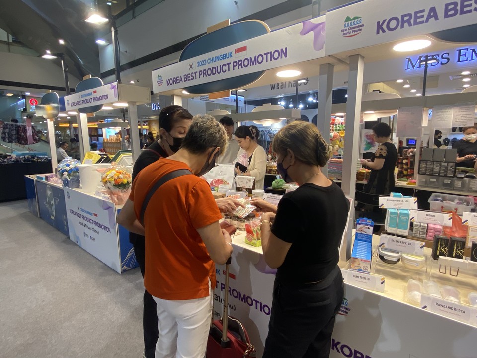 ▲ 충북기업진흥원이 지난 31일 도내 중소기업의 수출 판로 확대를 위해 말레이시아에서 연 판촉전에서 관람객들이 상품을 둘러보고 있다.