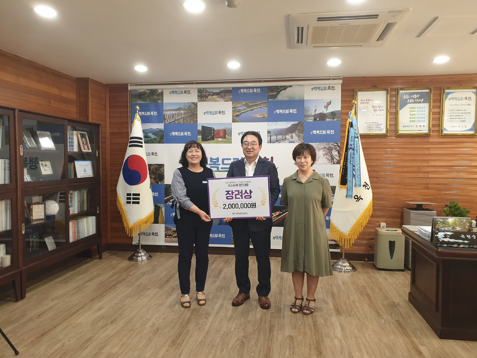 ▲ 충북 옥천군이 4일 ‘충북 시·군 일자리지원센터 우수사례 경진대회’에서 사업분야 장려상을 수상한 후 기념사진을 찍고 있다.