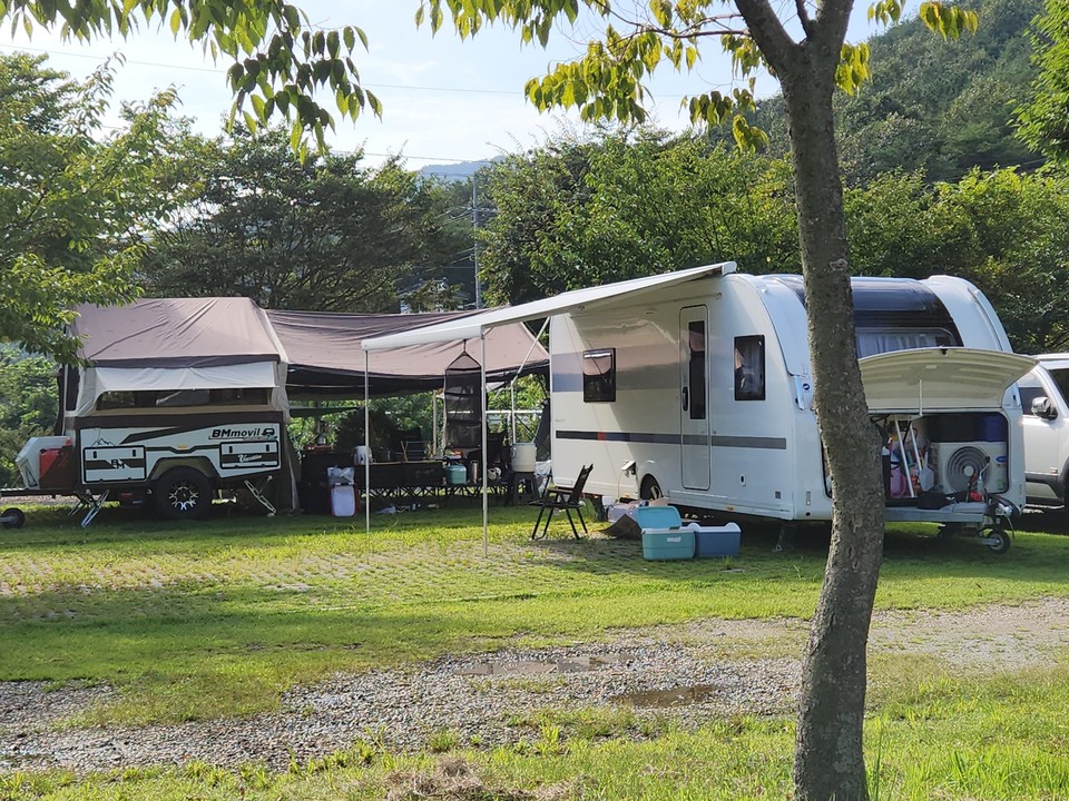 ▲ 충북 옥천의 너와두리 캠핑장 전경.