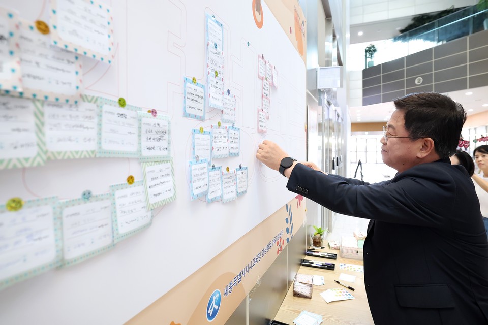 ▲ 최교진 교육감이 11일 본청 1층에서 양성평등 학생 공모전 출품작 전시와 양성평등 말모으기 행사을 진행하고 있다./세종시교육청 제공.