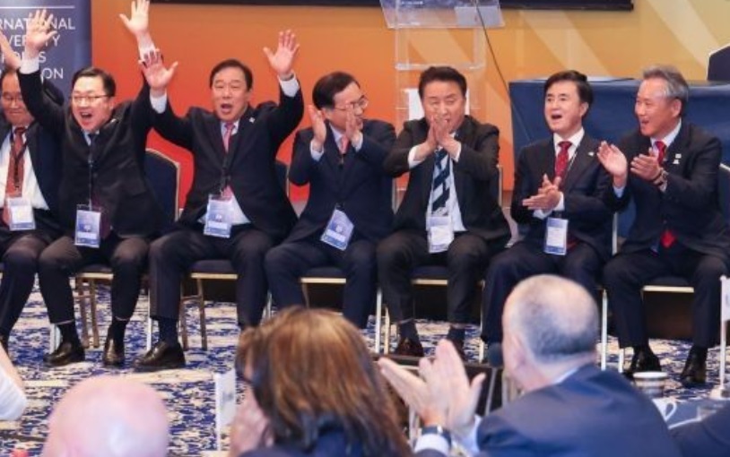 ▲ 2027 하계 유니버시아드 충청권의 최종 유치 결정에 4개 시도 단체장 및 체육계 관계자들이 환호하고 있다.