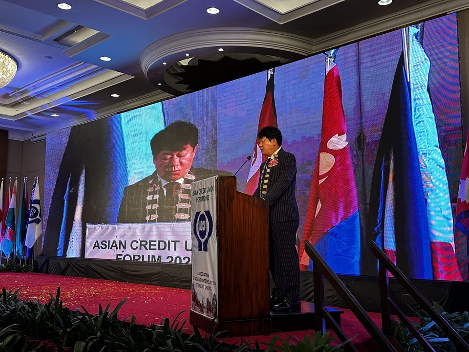 ▲ 네팔 카트만두에서 개최된 ‘2023 아시아신협 포럼 및 아시아신협연합회 연차총회’에서 김윤식 신협중앙회장 겸 아시아신협연합회장이 연설하고 있다.