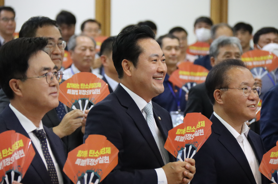 ▲ 장동혁 의원이 '힘께 하는 탄소중립경제 특별법 제정 실현' 퍼포먼스를 하고 있다.