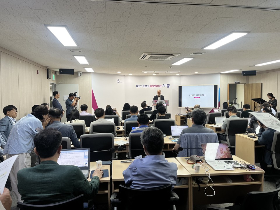 ▲ 김종률 문화재단 대표가 시청 정음실에서 11회 세종축제 브리핑을 진행하고 있다./세종문화관광재단