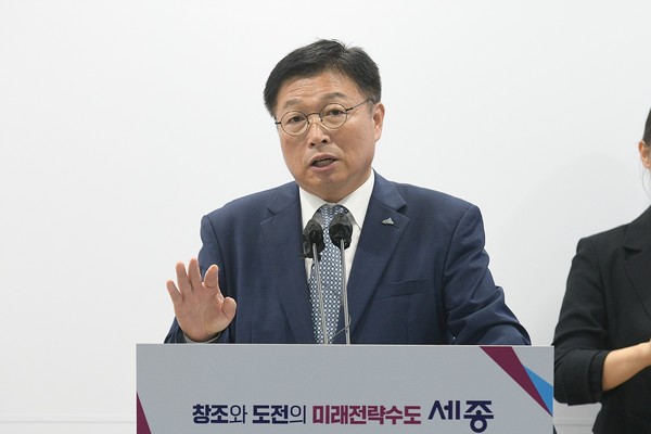 ▲ 이승원 경제부시장이 추석 민생·경제 활성화 대책 기자 브리핑을 진행하고 있다./세종시