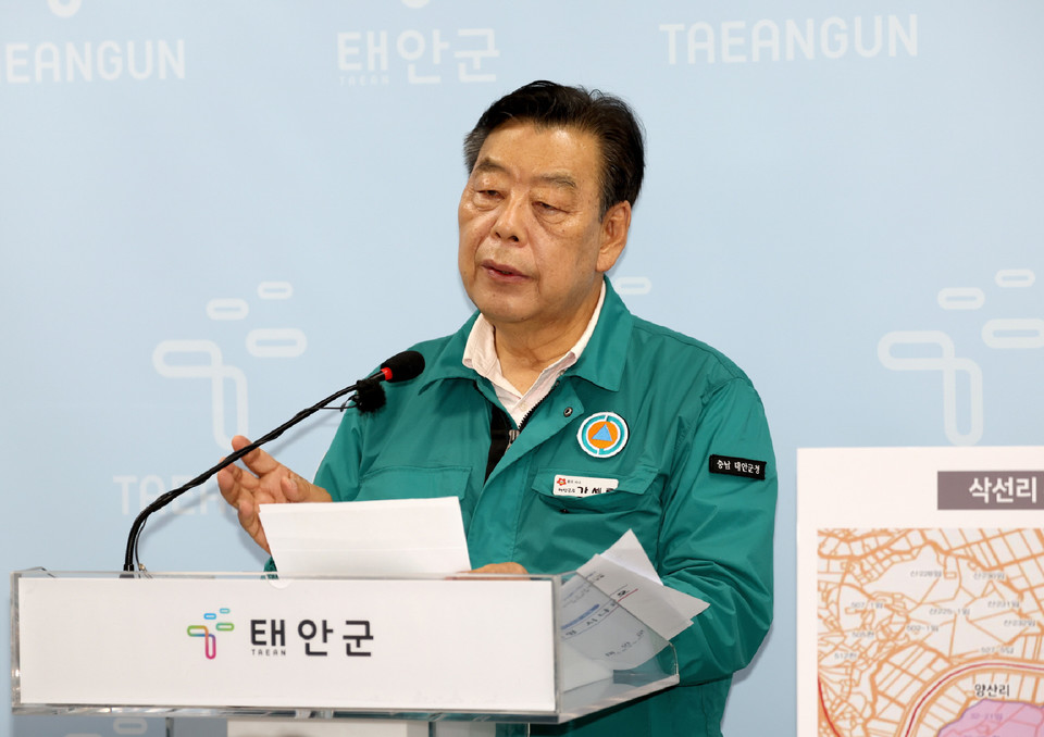 ▲ 가세로 군수가 권익위 조정 안흥진성 개방 관련 언론 브리핑하고 있다.