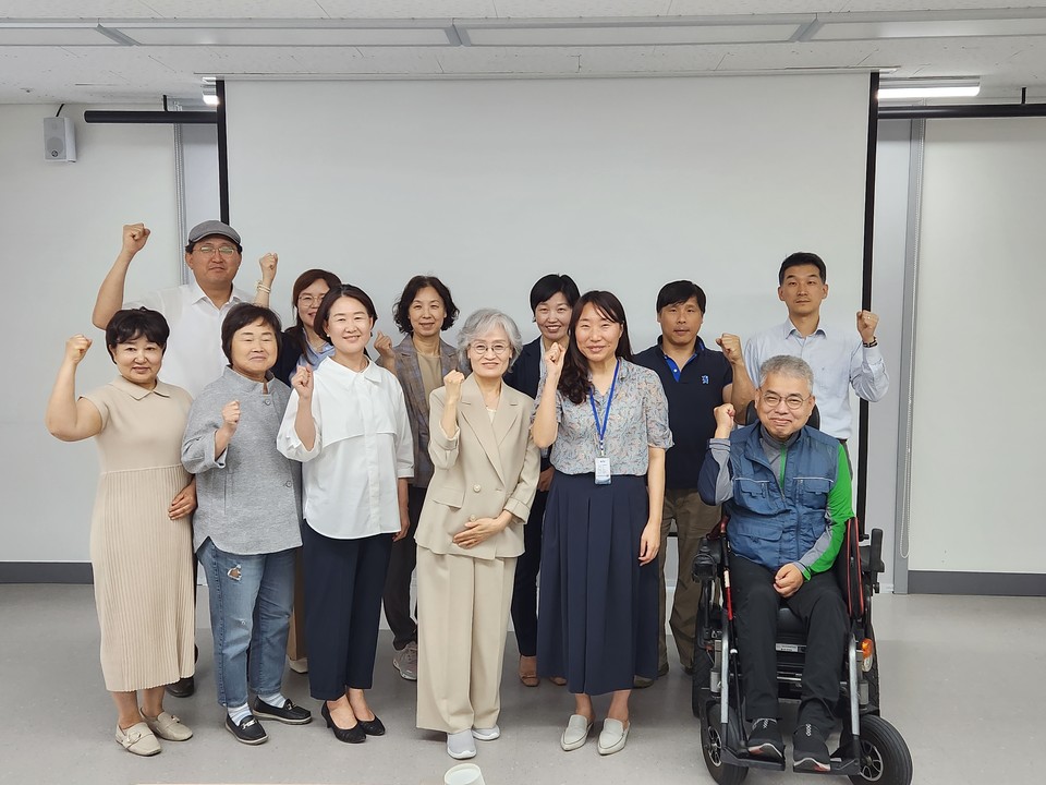 ▲ '2023 하반기 창업·창작 비지니스 스쿨' 12명 수료생들이 화이팅을 하고 있다./세종시제공