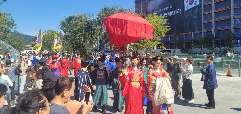 지난 2일 서울 광화문 광장에서 진행된 세종대왕과 소헌왕후의 어가 행차 퍼포먼스.