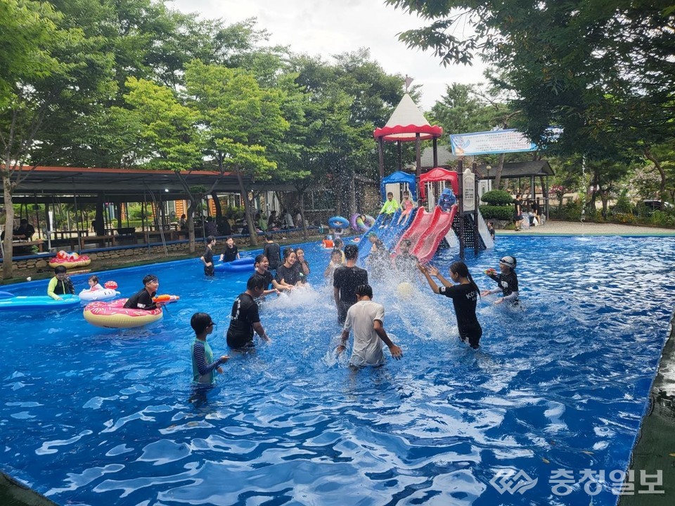 ▲ 여름켐프에 참가에 물놀이를 즐기고 있는 회원들