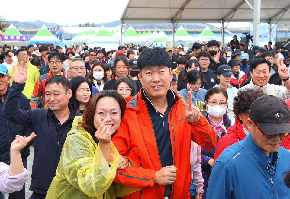 ▲걷기대회에 참가한 주민들이 포즈를 취하고 있다.