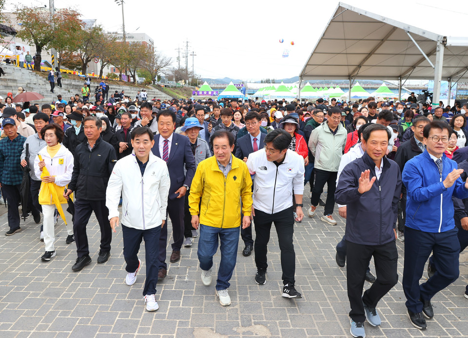 ▲송기섭 군수와 장동현 군의장이 주민들과 함께 걷고 있다.