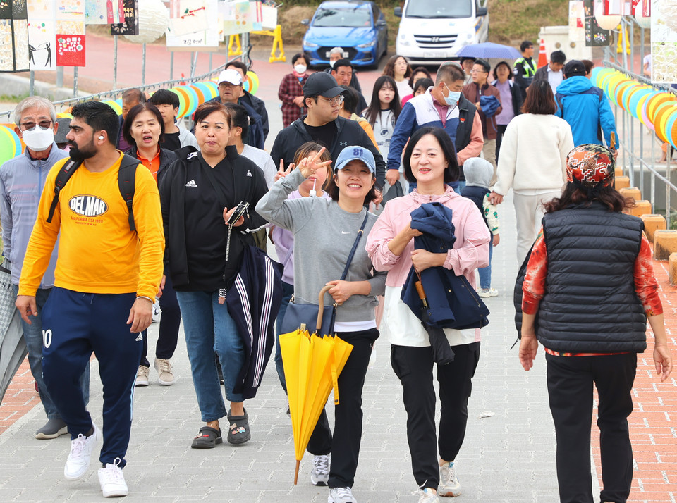 ▲주민들이 즐겁게 대화하며 걷고 있다.
