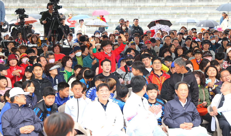 ▲경품으로 제공된 김치냉장고에 당첨된 주민이 환호하는 모습.