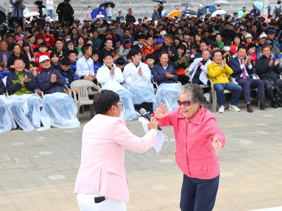 ▲축제장에서 90대 어르신이 사회자와 즐거운 시간을 보내고 있다.
