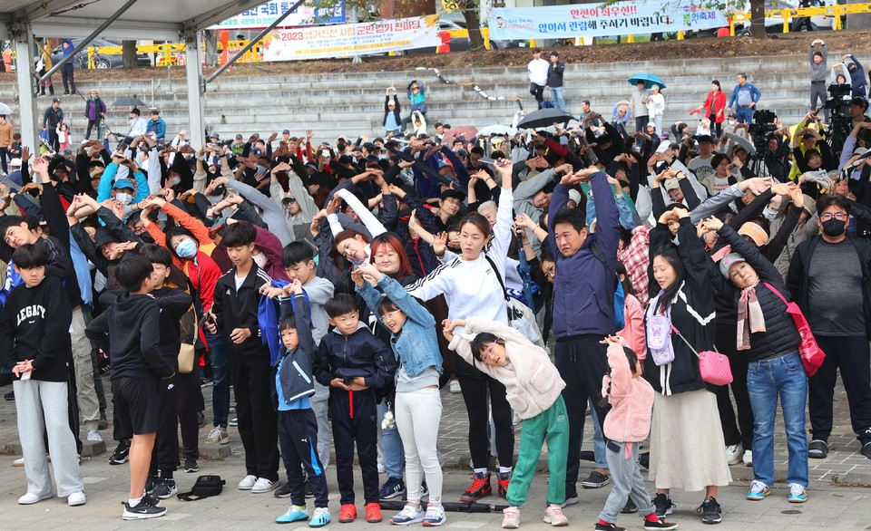▲주민들이 출발에 앞서 스트레칭하는 모습. 
