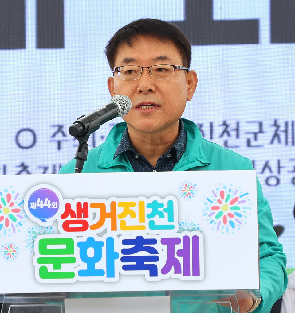 ▲대회사 하는 박순무 충청일보 자문위원장.  