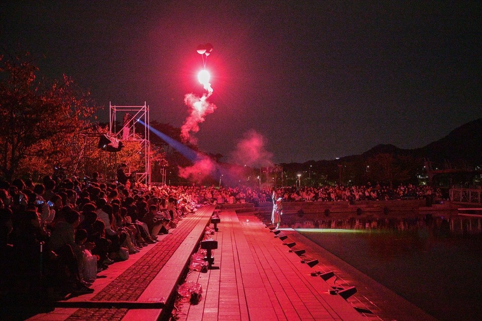 ▲ 세종호수공원에서 펼쳐진 수상불꽃극 '호수 위 우주'