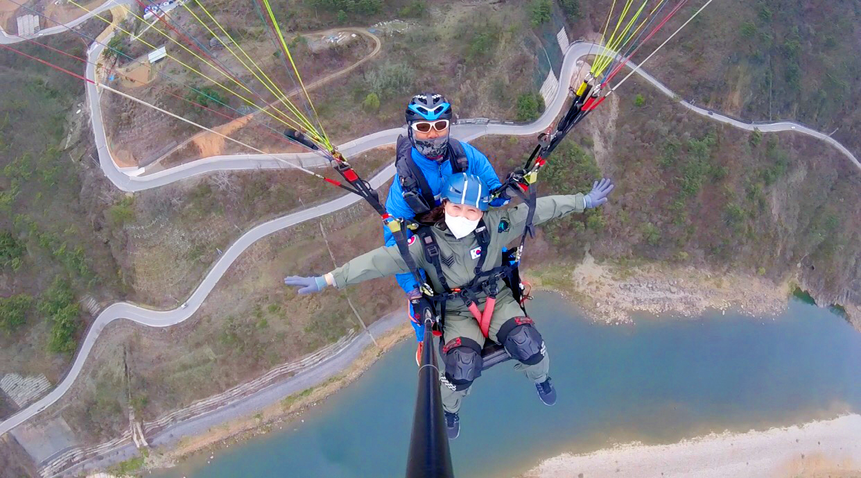 ▲ 단양 두산 활공장을 찾아 패러글라이딩을 즐기고 있는 관광객 모습. 사진=패러에반하다제공