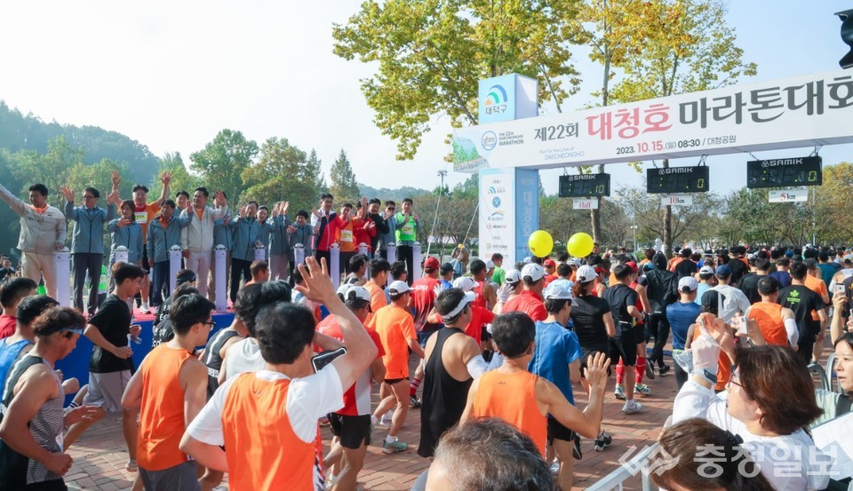 ▲ 최충규 대덕구청장과 관계자들이 22회 대청호 마라톤대회에 참여한 참가자들을 격려하고 있는 장면