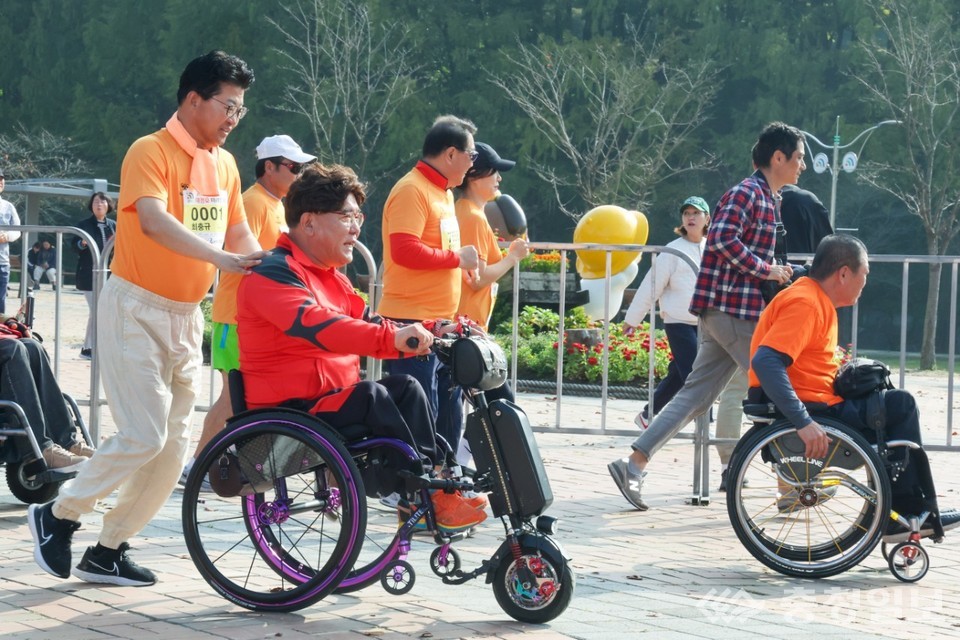 ▲ 최충규 대덕구청장(맨 좌측)이 22회 대청호 마라톤대회 참가자와 같이 마라톤을 즐기고 있는 모습