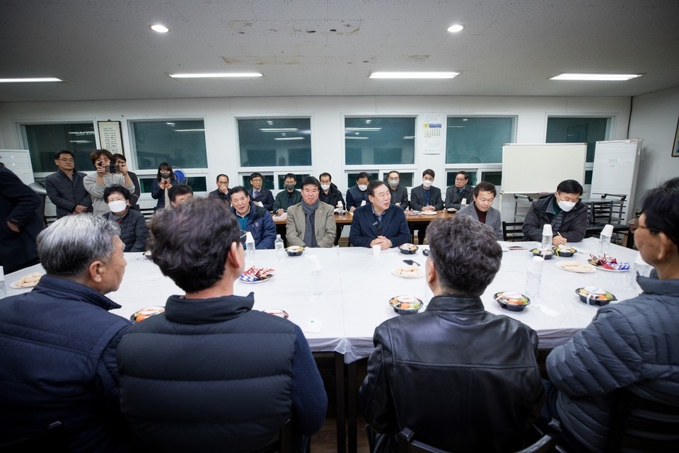 ▲ 최민호 세종시장이 2월 26일 부광면 등곡 3리 마을회관을 찾아 '시장과 함께하는 1박 2일' 소통행정을 통해 마을 현안 과제를 청취하고 있다./세종시제공