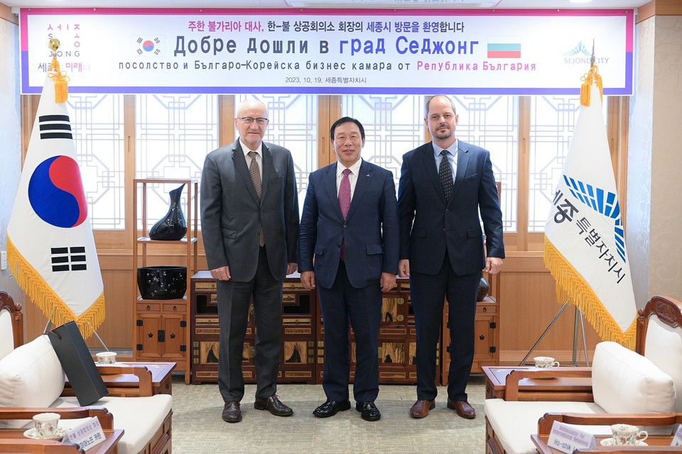 ▲ 왼쪽부터) 페트코 드라가노프(Petko Draganov) 주한 불가리아 대사, 최민호 세종시장, 일리야 데코프(Iliya Dekov) 주한 불가리아 대사관 경제 상무관./세종시
