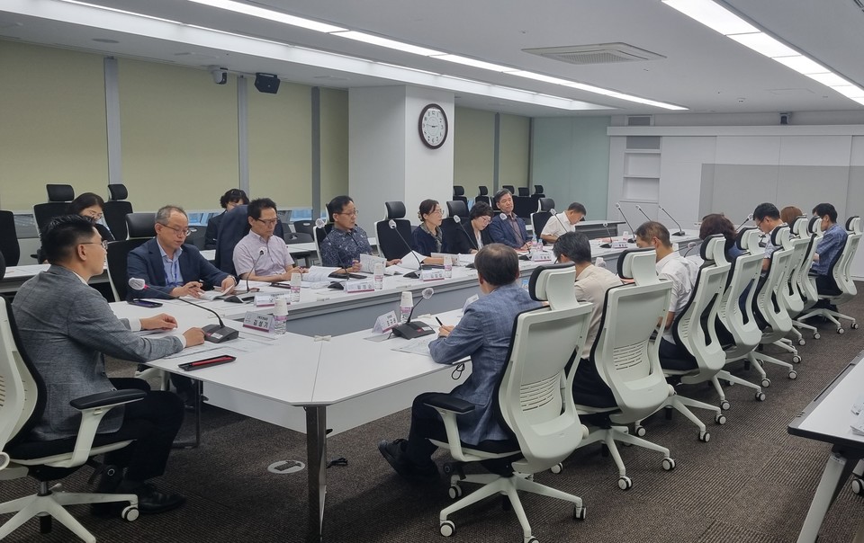 ▲ 8월 24일 시 지역 제품 우선구매 추진상황 보고회에서 김성기 기조실장이 회의를 주재하고 있다./세종시