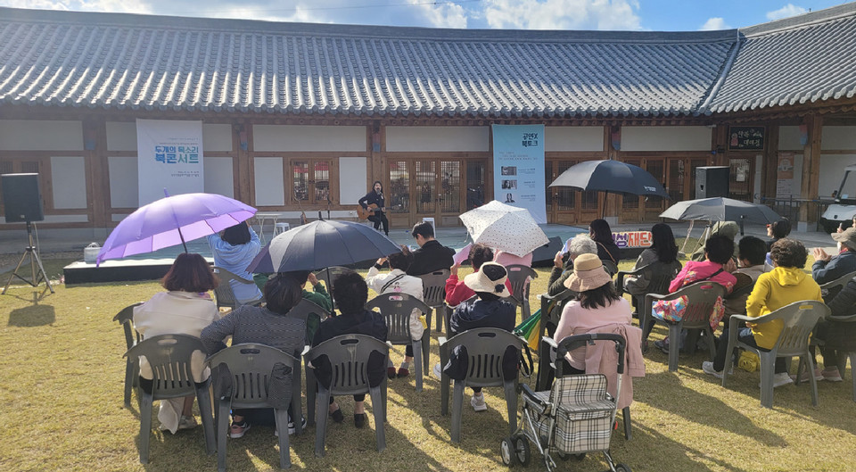 충북여성재단의 북 콘서트 '두 개의 목소리'에서 참석자들이 소희의 노래를 듣고 있다.