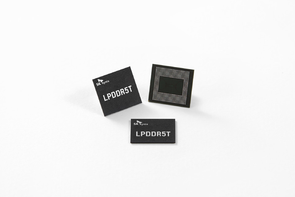 ▲ SK하이닉스가 개발한 세계 최고속 모바일용 D램 ‘LPDDR5T’.